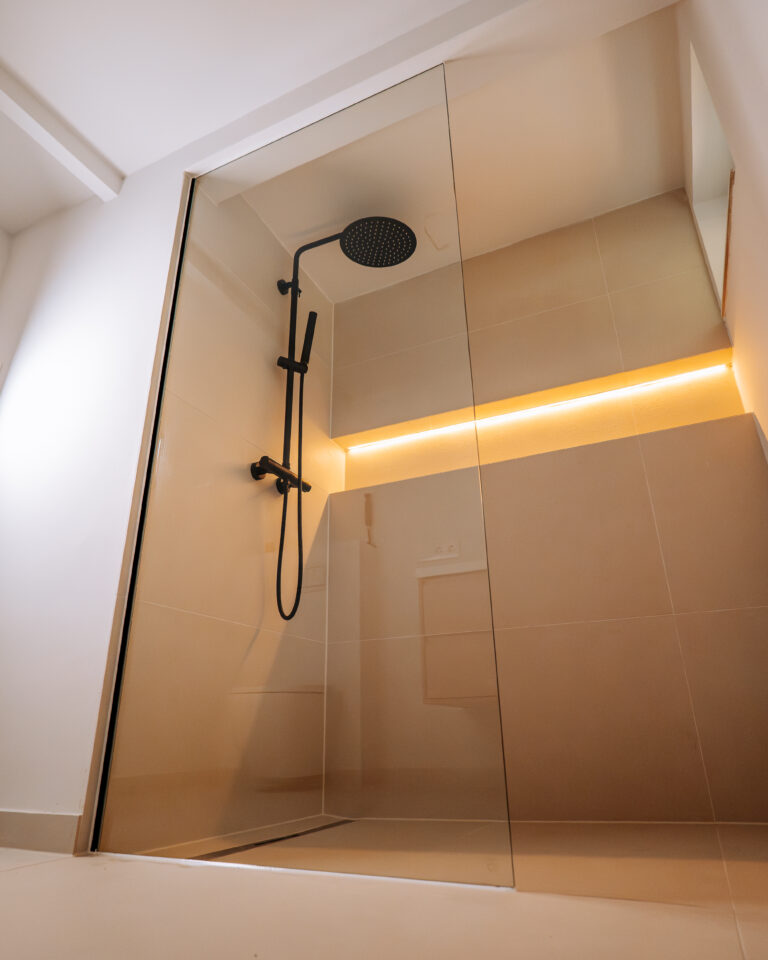 Offene Dusche mit Glaswand