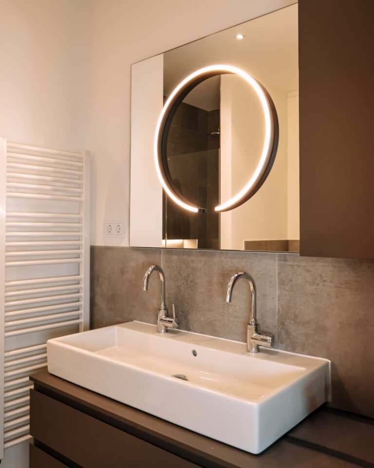 Spiegel mit Ringlicht